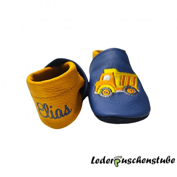  Lederpuschen jeansblau-lichtblau mit Namen links am Spann (gelb);  Bagger2 Rock Queen (gelb-orange-grau-weiß-anthrazit) und LKW Jasmina (gelb-orange-grau-weiß-anthrazit) Ansicht mit Namen